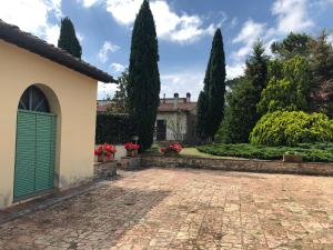 马西亚拉Casa di Romano, La Piazzetta的一座带绿门的房屋的庭院