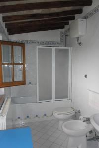 马西亚拉Casa di Romano, La Piazzetta的浴室配有卫生间、浴缸和水槽。