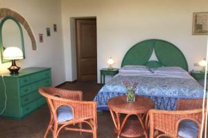 马西亚拉Casa di Romano, La Piazzetta的一间卧室配有一张床铺、椅子和一张桌子