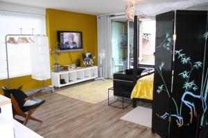 阿姆斯特丹The Water Studio的客房设有带一张床和电视的卧室。