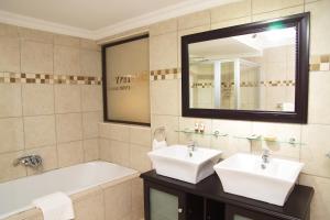白河Destiny Lodge的浴室设有2个水槽、浴缸和镜子