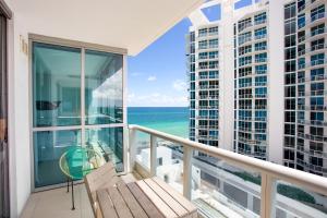 迈阿密海滩迈阿密假期蒙特卡洛公寓的阳台设有长凳,享有海景。