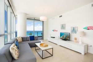 迈阿密海滩迈阿密假期蒙特卡洛公寓的带沙发和电视的客厅