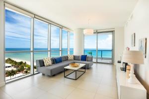 迈阿密海滩迈阿密假期蒙特卡洛公寓的带沙发的客厅,享有海景