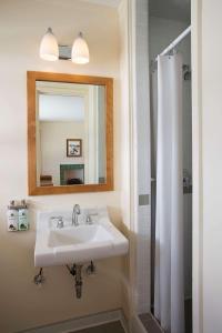 沃尔卡诺Volcano House的一间带水槽和镜子的浴室