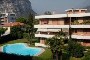 托尔博莱Casa Lucia的一座公寓楼,设有游泳池和山脉