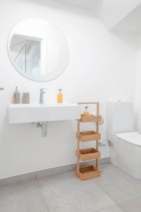 Madalena do MarMadeira Beach House - by LovelyStay的白色的浴室设有水槽和镜子