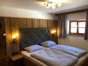 施利尔塞Berggasthof Obere Firstalm的一间卧室配有一张带两个枕头的床