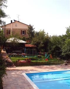 Castello di Serravalle卡伊索塔农庄酒店的庭院内带游乐场的游泳池