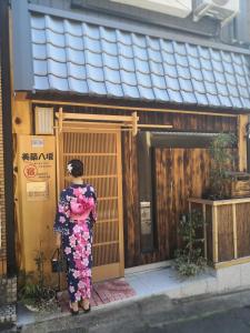 京都美筑八坂的站在建筑物外的和服上的女人