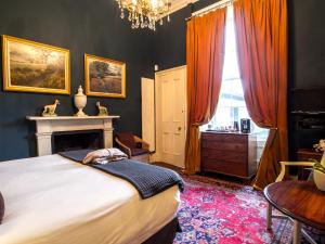 爱丁堡Six Brunton Place Guest House的卧室配有床、壁炉和窗户。