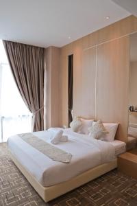 史里肯邦安顶级假日酒店的窗户客房内的一张大白色床