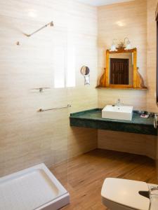 格拉茨莱马La Mejorana的一间带水槽、卫生间和镜子的浴室