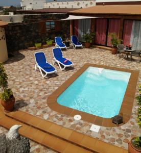 拉哈雷斯Villa FranyMar的一个带椅子的庭院和一个游泳池