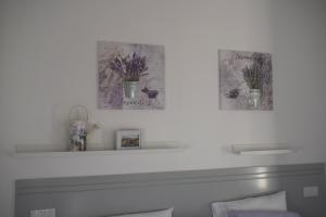 波尔图Oporto Living Apartments的墙上有两张照片的白色壁炉