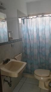 危地马拉OH ESPAÑA!的一间带水槽、卫生间和淋浴的浴室