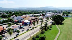 曼萨尼约布拉瓦海岸酒店 的享有棕榈树和街道的城市空中景致