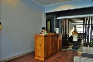 珀尼达岛Pradana Beach Inn Luxury的大厅,在房间内有木台
