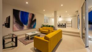 威利布罗德VillaCasaBella Ocean View-Private Pool-Up to 12 Guests的客厅配有黄色的沙发和桌子