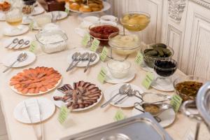 赤塔阿卡迪亚酒店的餐桌上放有盘子和碗的食物