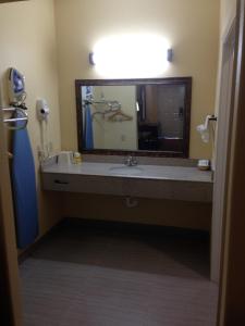 Dayton行政旅馆的一间带水槽和大镜子的浴室