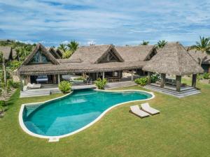 斐济第六感度假酒店内部或周边的泳池