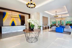 当格浪Days Hotel & Suites by Wyndham Jakarta Airport的大堂设有鲜花桌