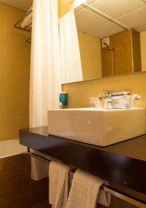 圣卡洛斯拉腊皮塔拉瑞皮塔酒店的一间带水槽和镜子的浴室