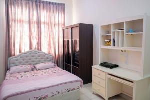 芙蓉Homestay Jasmin Indah, Senawang (free wifi)的一间卧室配有一张床、一张书桌和一个窗户。