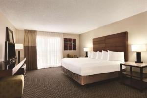 绿湾绿湾凯悦酒店的酒店客房设有一张大床和一台电视。