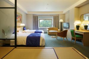 汤泽町NASPA New Otani的配有一张床和一张书桌的酒店客房