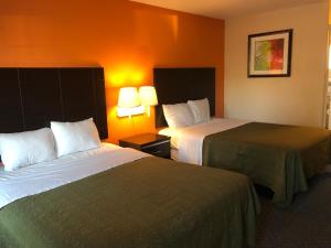 阿罗约格兰德阿罗约乡村旅馆的酒店客房,设有两张相邻的床
