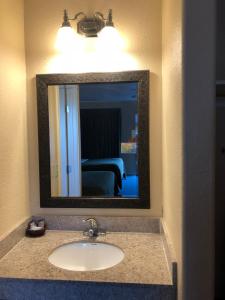 阿罗约格兰德阿罗约乡村旅馆的一间带水槽和镜子的浴室