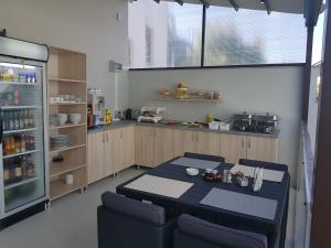 北马马亚-讷沃达里Turquoise Boutique的厨房配有桌椅和冰箱。