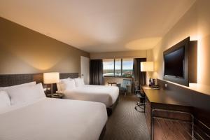 阿德莱德斯坦福德阿德莱德广场酒店的酒店客房设有两张床和一台平面电视。