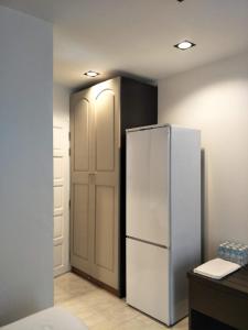 曼谷The 92 Residence的厨房配有白色冰箱和门