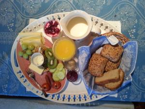 KylstadKylstad Bed and Breakfast的盘子,包括面包和水果,咖啡
