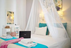 阿吉奥斯普罗科皮奥斯卡马拉酒店的一间卧室配有一张带蚊帐的床
