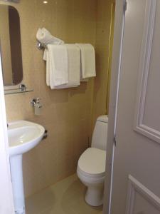 塔林三冠酒店的浴室配有卫生间、水槽和毛巾。