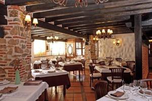 莫加拉斯德玛瑞Spa别墅酒店的一间在房间内配有桌椅的餐厅