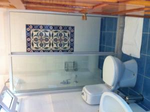 古泽尔坎里Emel Pension的一间带卫生间和浴缸的浴室