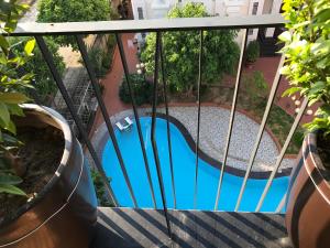 海防F＆F酒店 的阳台享有泳池景致。