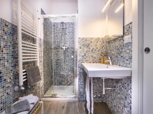 蒙特罗索阿尔马雷Marymar的一间带水槽和淋浴的浴室