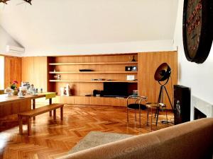 加亚新城Groove-Wood Loft的带沙发和电视的客厅