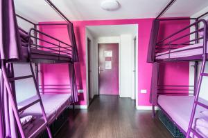 伦敦伦敦大象与城堡安全住宿旅舍的一间设有粉红色双层床和走廊的客房