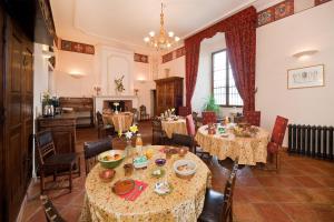 克洛茨皮克塔城堡酒店的一间带桌椅和壁炉的用餐室