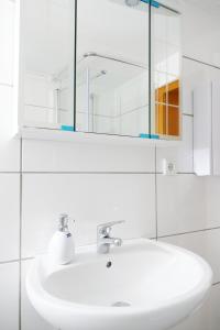博登韦尔德尔伟赛司徒本酒店的浴室设有白色水槽和镜子