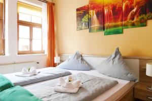 博登韦尔德尔伟赛司徒本酒店的客房内的两张床和毛巾