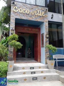 查龙Cocoville Phuket - SHA Plus的一座带有可可别墅读号的建筑