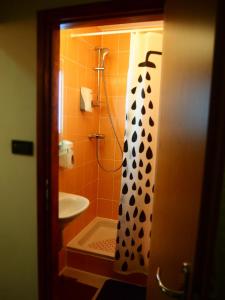 萨格勒布Hostel Savski Most的浴室设有黑色和白色的淋浴帘。